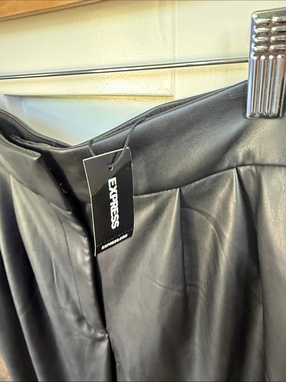 Express NWT Black Faux Leather Pleated Ankle Pants Ladies 4L